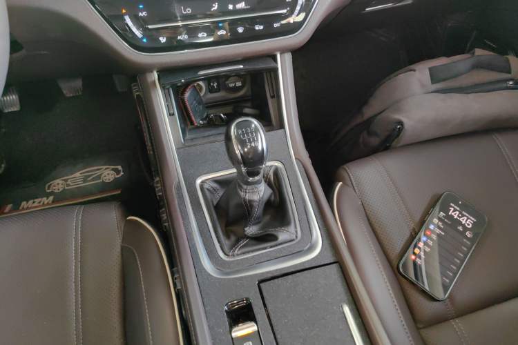 Used CHANGAN Raeton CC 2018 1.5T Manual Luxury Model China V Standard Gear Lever