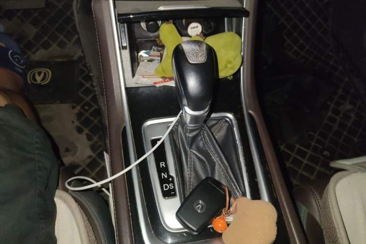 Used CHANGAN Raeton CC 2018 1.5T Automatic Elegant Starry Edition China V Standard Gear Lever