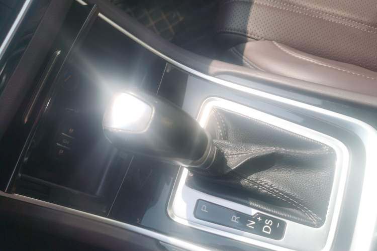 Used CHANGAN Raeton CC 2018 1.5T Automatic Elegant Starry Edition China V Standard Gear Lever