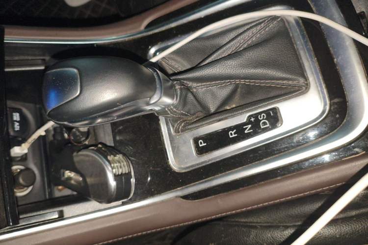 Used CHANGAN Raeton CC 2018 1.5T Automatic Elegant Starry Edition China V Standard Gear Lever