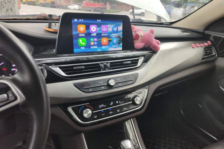 Used CHANGAN Raeton CC 2018 1.5T Automatic Elegant Starry Edition China V Standard Interior 4