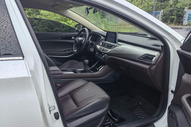Used CHANGAN Raeton CC 2018 1.5T Manual Elegant Model China V Standard Interior 4
