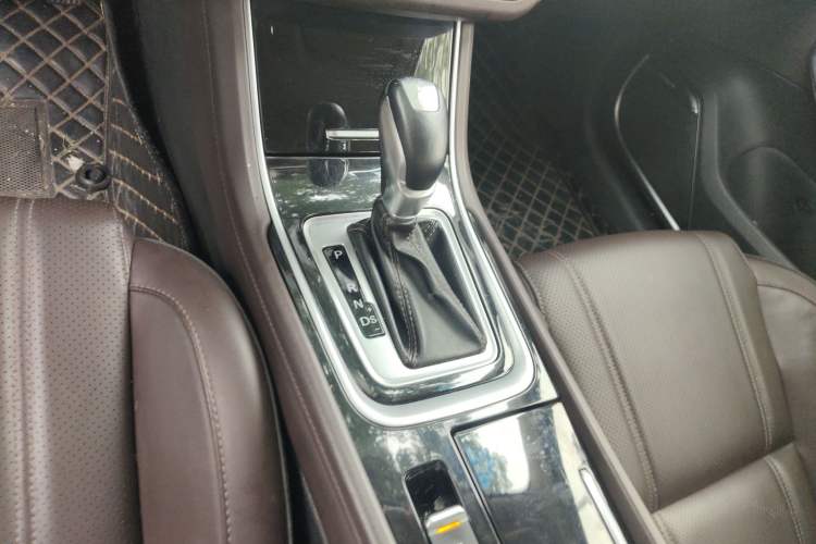 Used CHANGAN Raeton CC 2018 1.5T Automatic Elegant Starry Edition China V Standard Interior 5