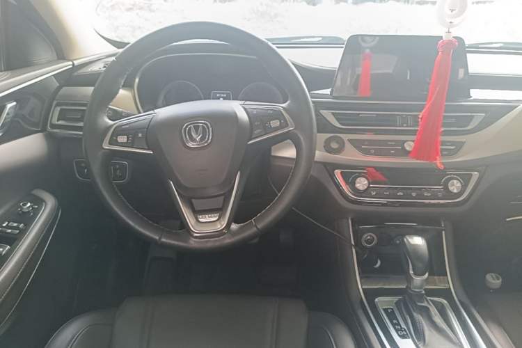 Used CHANGAN Raeton CC 2019 1.5T Automatic Elegant Starry Edition China VI Standard Center Console