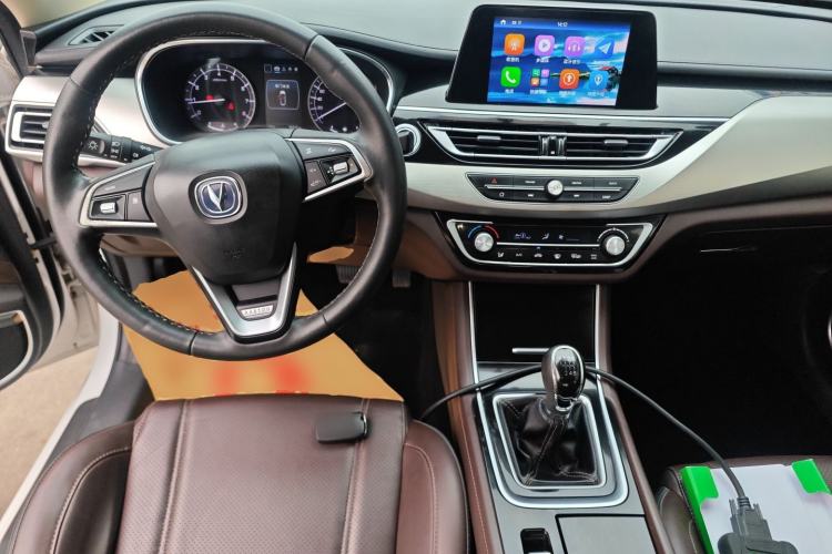 Used CHANGAN Raeton CC 2019 1.5T Manual Elegant Starry Edition China VI Standard Center Console