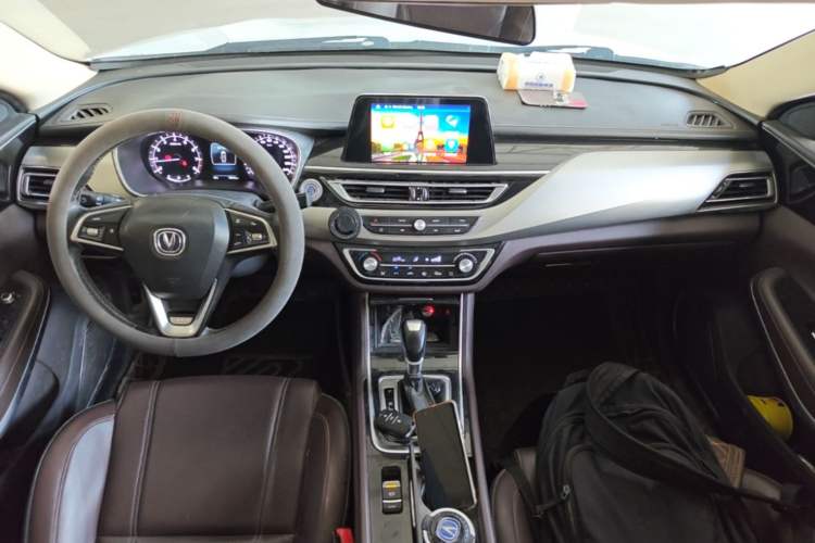Used CHANGAN Raeton CC 2019 1.5T Automatic Elegant Starry Edition China VI Standard Center Console