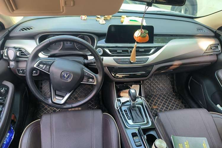 Used CHANGAN Raeton CC 2019 1.5T Automatic Haoya Edition Guangmang Model China VI Standard Center Console