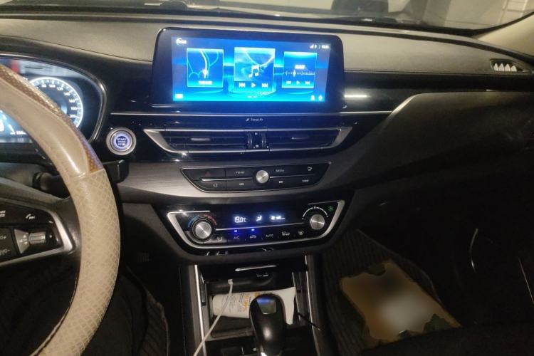 Used CHANGAN Raeton CC 2019 1.5T Automatic Zhiya Model China VI Standard Center Console