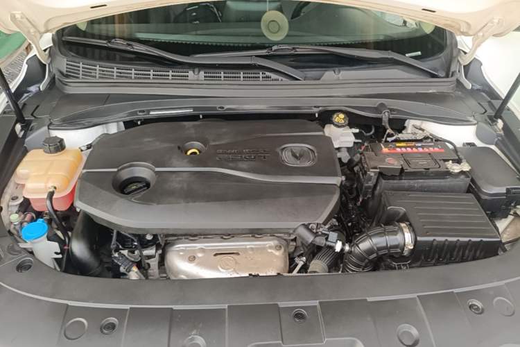 Used CHANGAN Raeton CC 2019 1.5T Automatic Elegant Starry Edition China VI Standard Engine Bay