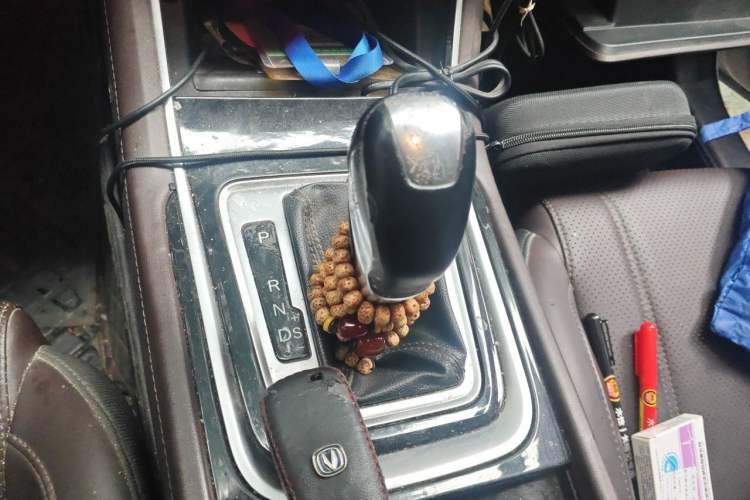 Used CHANGAN Raeton CC 2019 1.5T Automatic Elegant Starry Edition China VI Standard Gear Lever