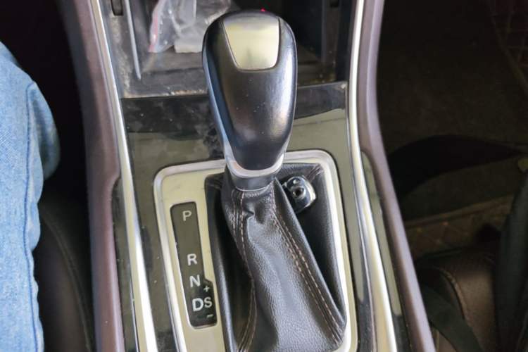 Used CHANGAN Raeton CC 2019 1.5T Automatic Elegant Starry Edition China VI Standard Gear Lever
