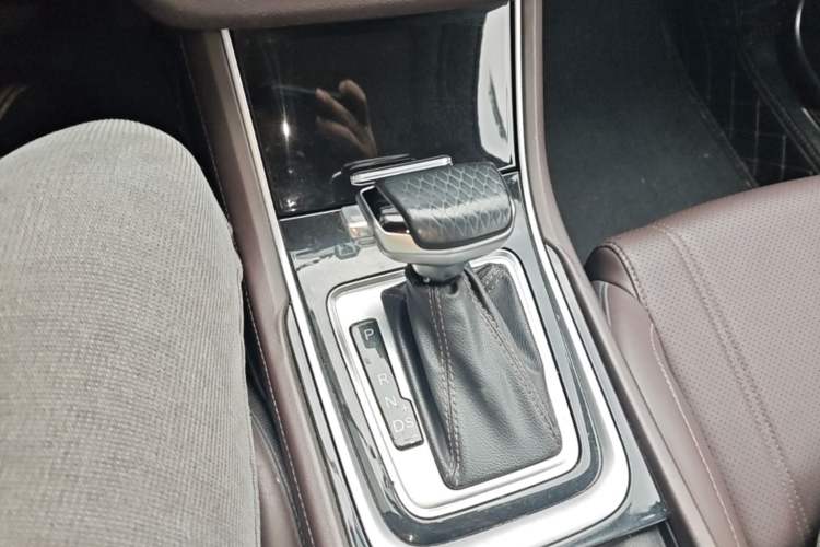 Used CHANGAN Raeton CC 2019 1.5T Automatic Elegant Starry Edition China VI Standard Gear Lever