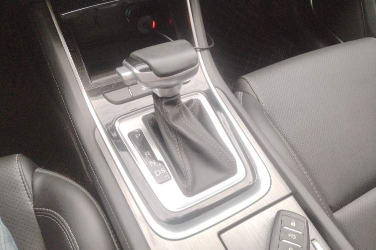 Used CHANGAN Ruicheng CC 2021 Blue Whale Edition 1.5T DCT Prestige Model Gear Lever