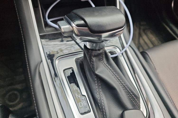 Used CHANGAN Ruicheng CC 2021 Blue Whale Edition 1.5T DCT Luxury Model Gear Lever