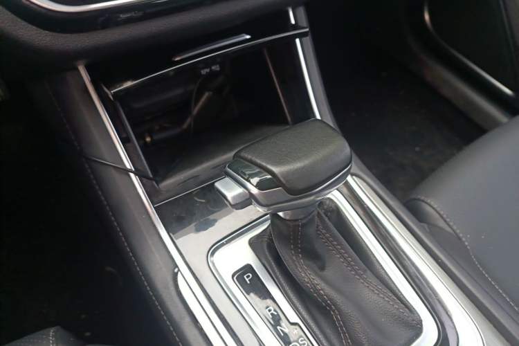 Used CHANGAN Ruicheng CC 2021 Blue Whale Edition 1.5T DCT Luxury Model Gear Lever