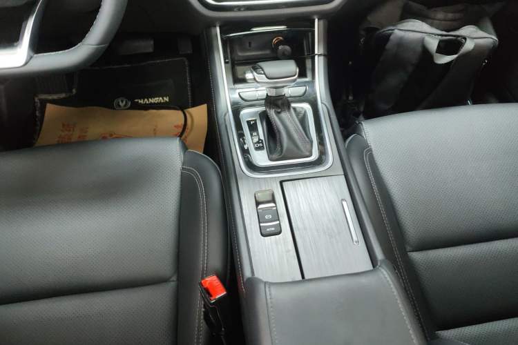 Used CHANGAN Ruicheng CC 2021 Blue Whale Edition 1.5T DCT Prestige Model Gear Lever