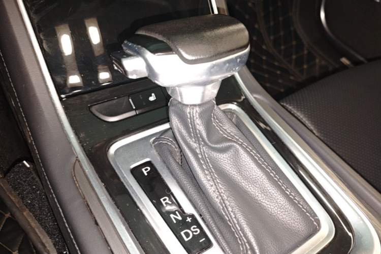 Used CHANGAN Ruicheng CC 2021 Blue Whale Edition 1.5T DCT Prestige Model Gear Lever