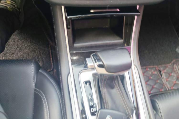 Used CHANGAN Ruicheng CC 2021 Blue Whale Edition 1.5T DCT Luxury Model Gear Lever