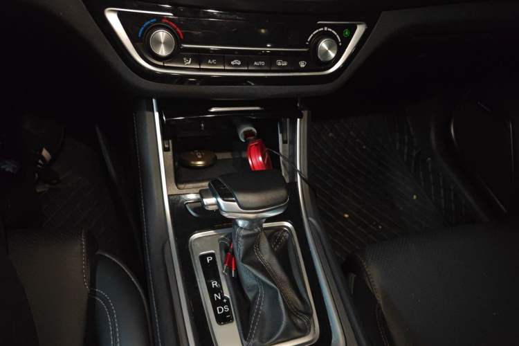 Used CHANGAN Ruicheng CC 2021 Blue Whale Edition 1.5T DCT Prestige Model Gear Lever
