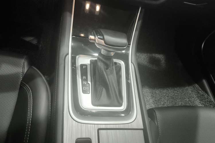 Used CHANGAN Ruicheng CC 2021 Blue Whale Edition 1.5T DCT Luxury Model Gear Lever