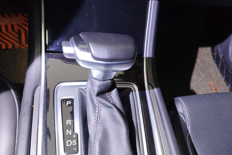 Used CHANGAN Ruicheng CC 2021 Blue Whale Edition 1.5T DCT Luxury Model Gear Lever