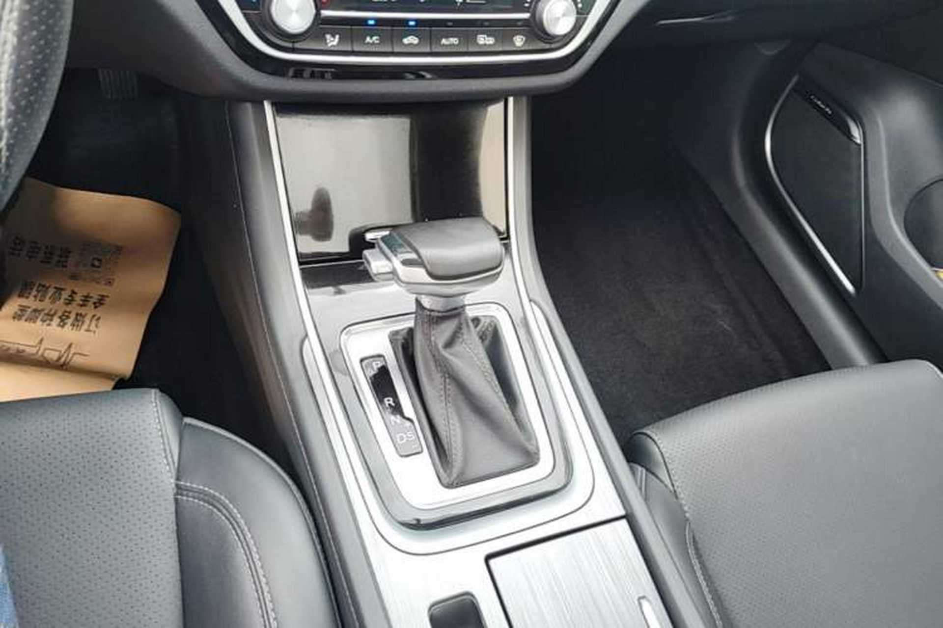 Used CHANGAN Ruicheng CC 2021 Blue Whale Edition 1.5T DCT Luxury Model Gear Lever