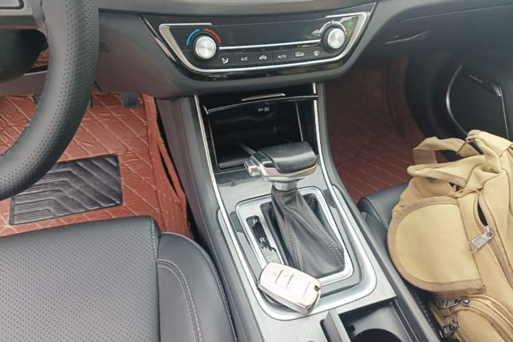 Used CHANGAN Ruicheng CC 2021 Blue Whale Edition 1.5T DCT Luxury Model Gear Lever