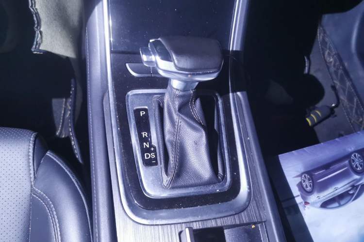 Used CHANGAN Ruicheng CC 2021 Blue Whale Edition 1.5T DCT Prestige Model Gear Lever