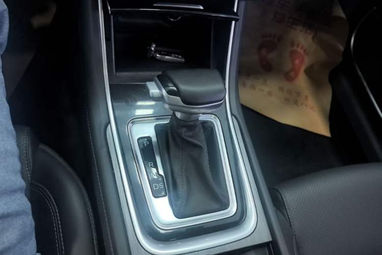 Used CHANGAN Ruicheng CC 2021 Blue Whale Edition 1.5T DCT Luxury Model Gear Lever