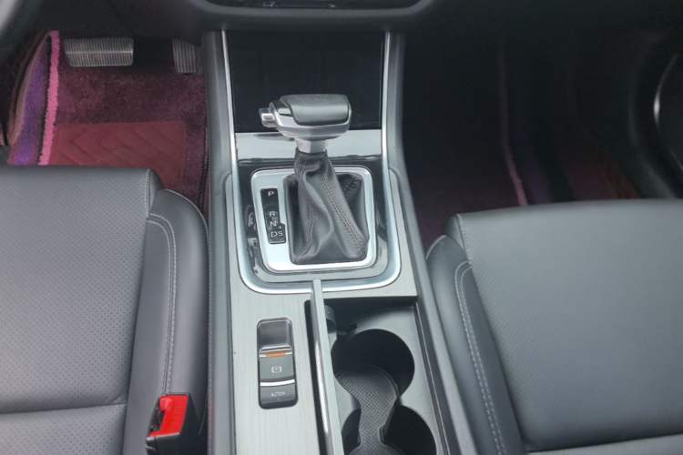 Used CHANGAN Ruicheng CC 2021 Blue Whale Edition 1.5T DCT Luxury Model Gear Lever