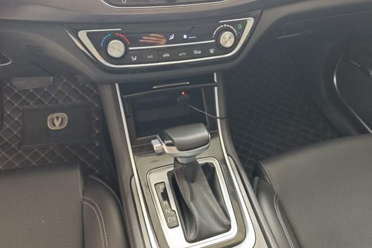 Used CHANGAN Ruicheng CC 2021 Blue Whale Edition 1.5T DCT Luxury Model Gear Lever