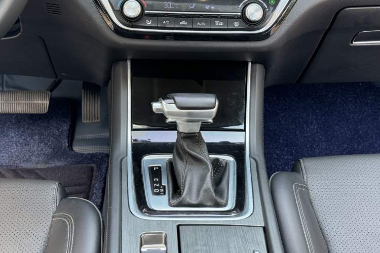 Used CHANGAN Ruicheng CC 2021 Blue Whale Edition 1.5T DCT Luxury Model Gear Lever