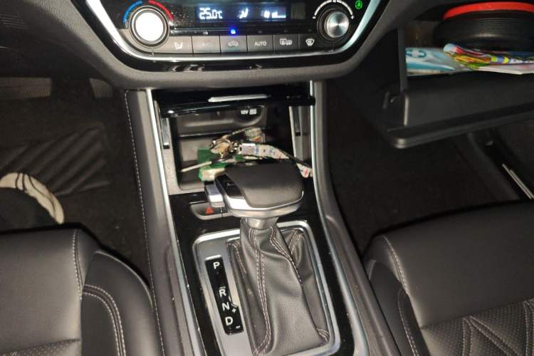 Used CHANGAN Ruicheng CC 2022 Blue Whale Edition 1.5T DCT Luxury Model Gear Lever