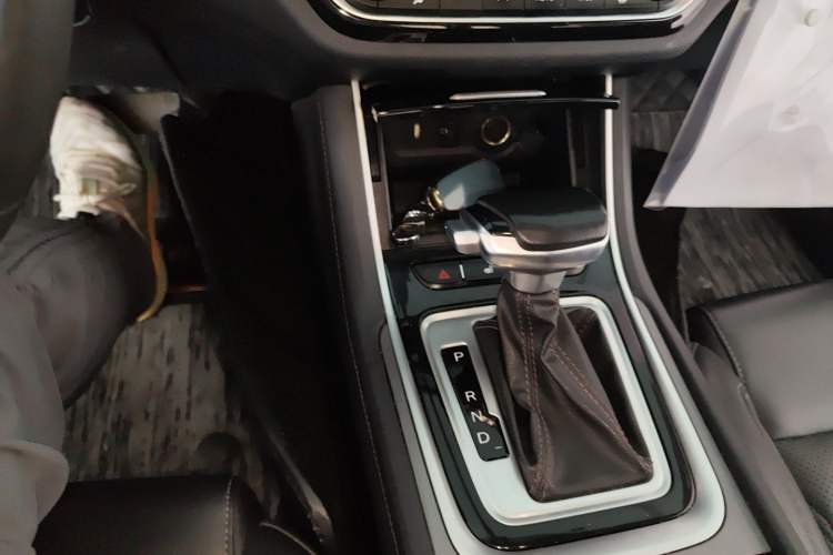 Used CHANGAN Ruicheng CC 2022 Blue Whale Edition 1.5T DCT Prestige Model Gear Lever