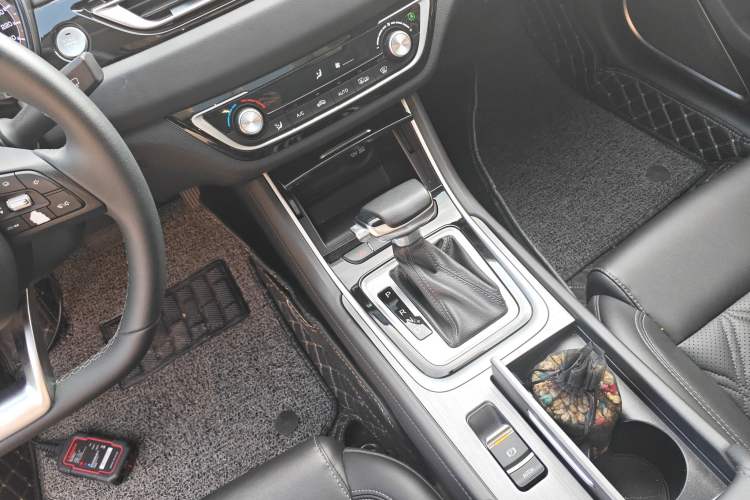 Used CHANGAN Ruicheng CC 2022 Blue Whale Edition 1.5T DCT Luxury Model Gear Lever