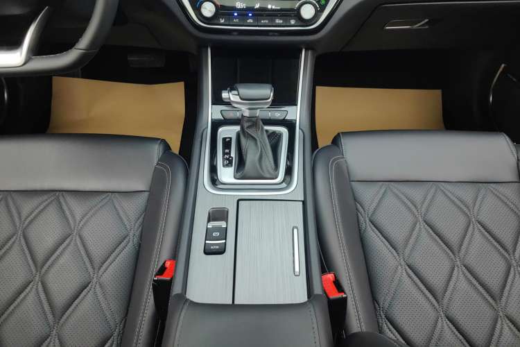 Used CHANGAN Ruicheng CC 2022 Blue Whale Edition 1.5T DCT Luxury Model Gear Lever
