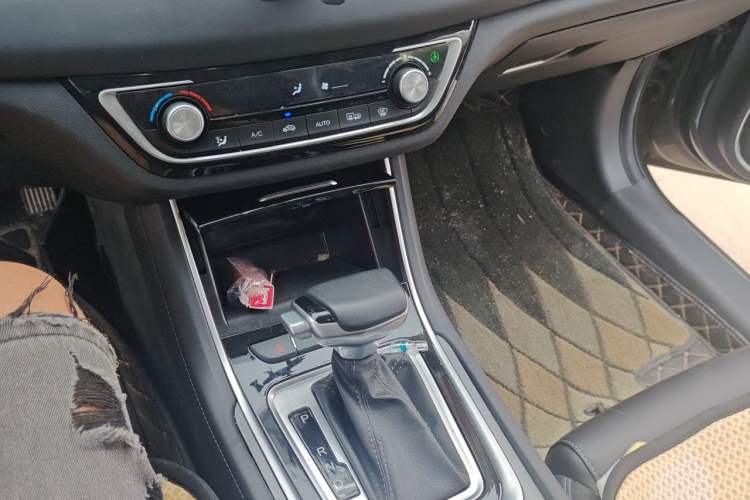 Used CHANGAN Ruicheng CC 2022 Blue Whale Edition 1.5T DCT Luxury Model Gear Lever