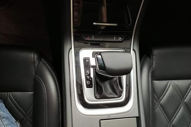 Used CHANGAN Ruicheng CC 2022 Blue Whale Edition 1.5T DCT Luxury Model Gear Lever