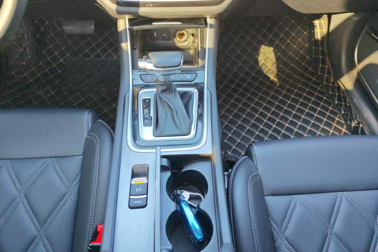 Used CHANGAN Ruicheng CC 2022 Blue Whale Edition 1.5T DCT Luxury Model Gear Lever