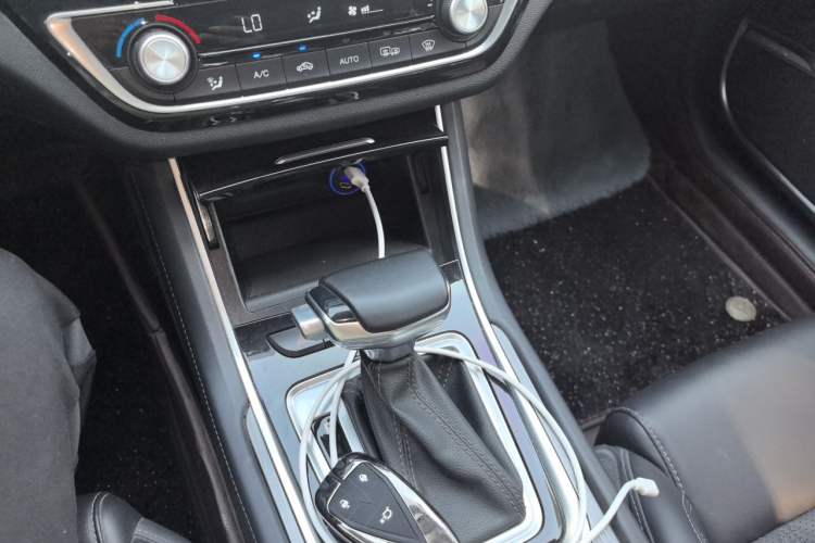 Used CHANGAN Ruicheng CC 2022 Blue Whale Edition 1.5T DCT Prestige Model Gear Lever