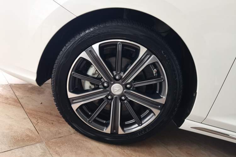 Used CHANGAN Ruicheng CC 2022 Blue Whale Edition 1.5T DCT Luxury Model Left Front Wheel Hub