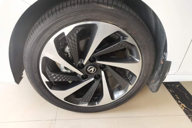 Used CHANGAN Ruicheng PLUS 2023 1.5T DCT Navigation Edition Left Front Wheel Hub
