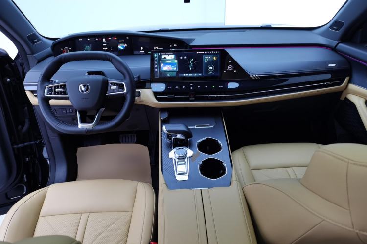 Used CHANGAN UNI-K 2024 2.0T Two-Wheel Drive Enjoyment Version Center Console