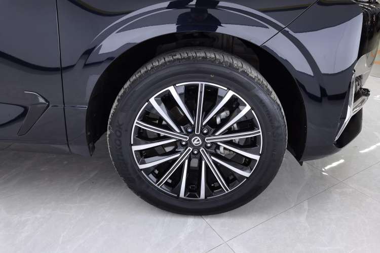 Used CHANGAN UNI-K 2024 2.0T Two-Wheel Drive Enjoyment Version Right Front Wheel Hub