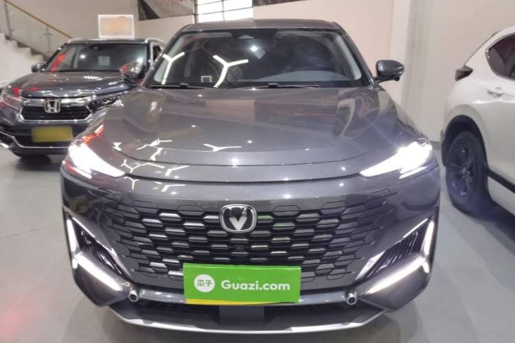 Used CHANGAN UNI-K 2024 2.0T Two-Wheel Drive Global Edition Exterior 3