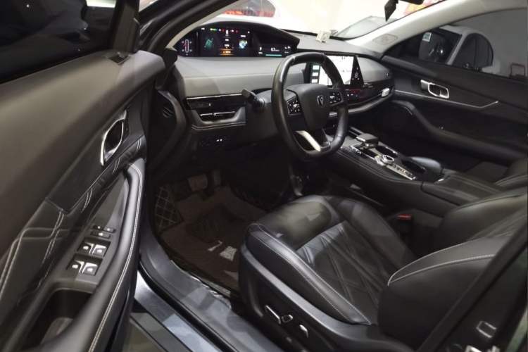 Used CHANGAN UNI-K 2024 2.0T Two-Wheel Drive Global Edition Interior 5