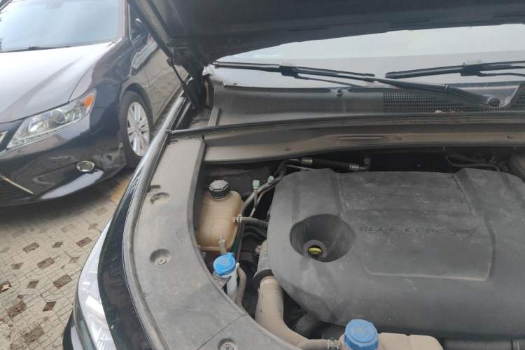 Used CHANGAN UNI-K 2021 2.0T All-Wheel Drive Prestige Version Engine Bay Right