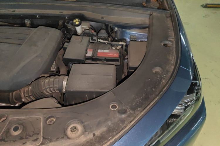 Used CHANGAN UNI-K 2021 2.0T All-Wheel Drive Prestige Version Engine Bay Left