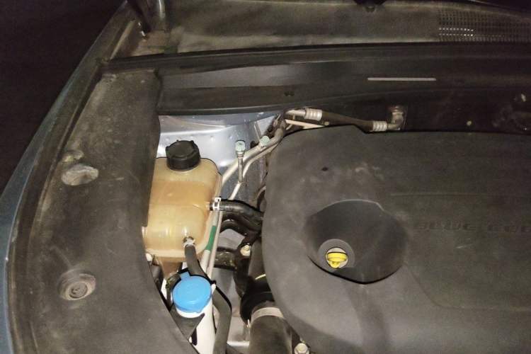 Used CHANGAN UNI-K 2021 2.0T All-Wheel Drive Prestige Version Engine Bay Right