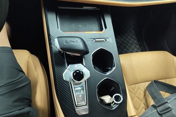 Used CHANGAN UNI-K 2021 2.0T All-Wheel Drive Prestige Version Gear Lever